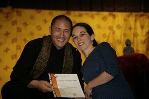 Sonja Dübendorfer bei der Zertifikatsübergabe mit Lama Tulku Lobsang